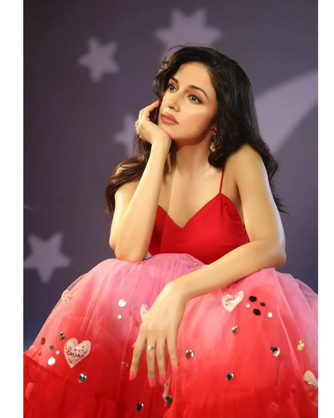 Beautiful Indian Actress Divya Khosla Kumar In Red Top